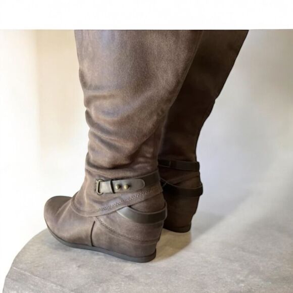 Baretraps-Highknee Boots with Buckle Detail Taupe Brown Suede Wedge Heel. Sz 10 - Picture 3 of 8